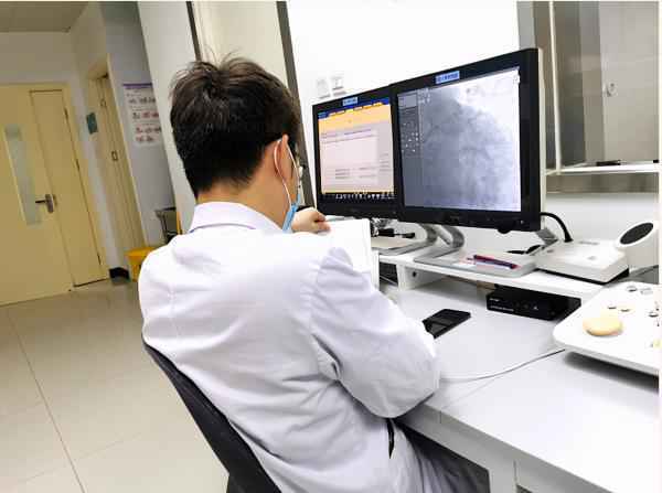 西青医院心内科团队紧张施救使一名30岁突发急性心肌梗塞患者挽回生命