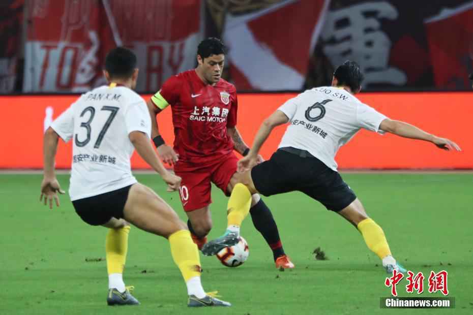 资料图：上海海港前外援队长胡尔克(红)在角逐中。申海 摄