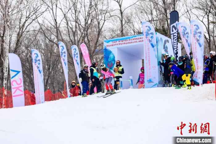 选手们在万科松花湖雪道上展开竞赛 思诺 摄