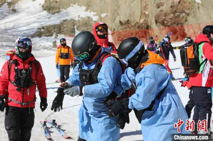 冬奥滑雪医疗保障“梦之队”由医疗技能精深、滑雪技能高深的医务人员构成。延庆融媒体中心供图
