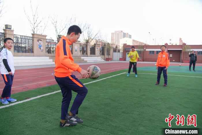 图为呼和浩特市赛罕区锡林南路小学分校足球队员在练习。　张林虎 摄