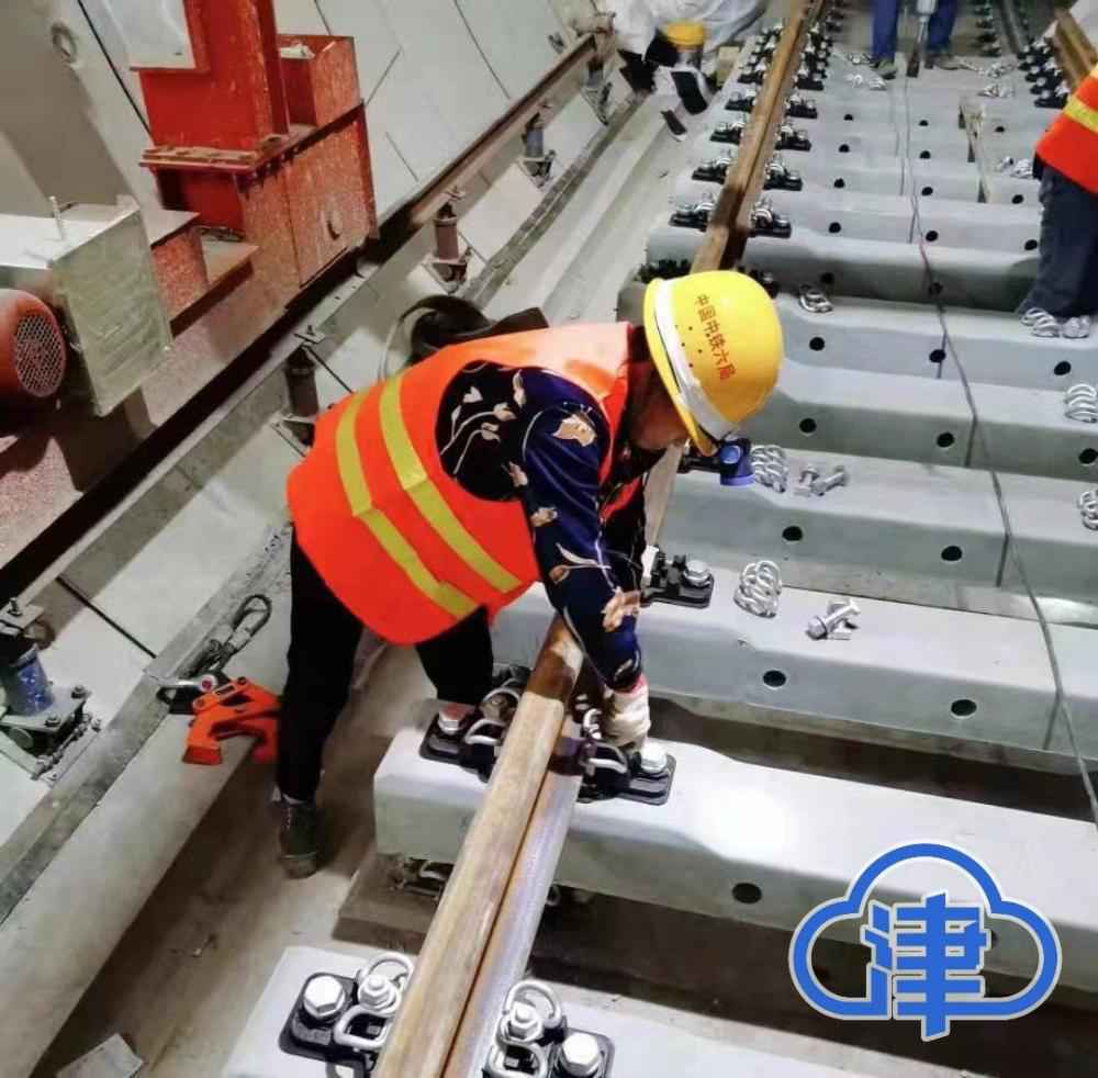 多个功课面同步铺轨 天津地铁10号线全线铺轨施工快速推进