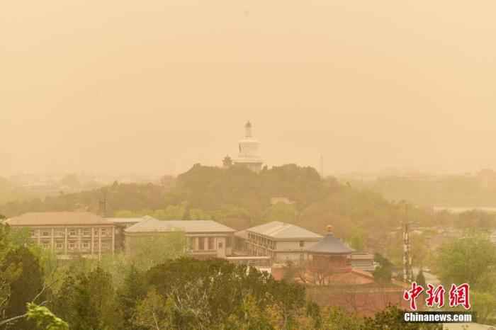 4月15日，北京北海公园的白塔覆盖在沙尘中。据中国天气网讯 ，当日下午16时阁下，北京受外来沙尘影响，氛围质量已达严重污染，及时氛围质量指数已达324，首要污染物为PM10，个中西北部地域的PM10浓度已达884。 /p中新社记者 田雨昊 摄