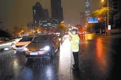 15日交通晚岑岭呈现大风、沙尘、降雨天气 应急预案启动 交警全员上路