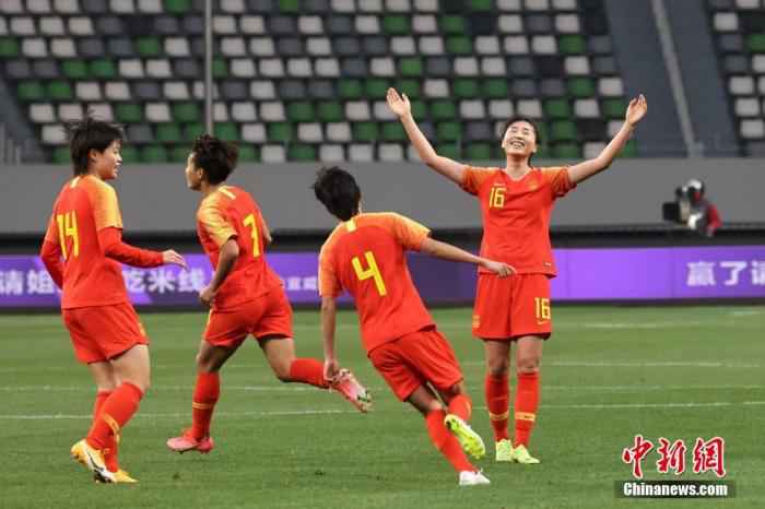 4月13日，中国队球员庆祝进球。当日，在江苏苏州进行的东京奥运会女足亚洲区预选赛附加赛第二回合的角逐中，中国队通过加时赛以2比2战平韩国队，从而以总比分4比3胜出，晋级东京奥运会。/p中新社记者 泱波 摄