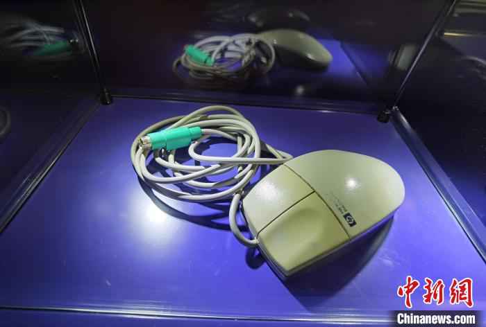 展出中的张纯如在南京利用过的物品。　朱晓颖 摄