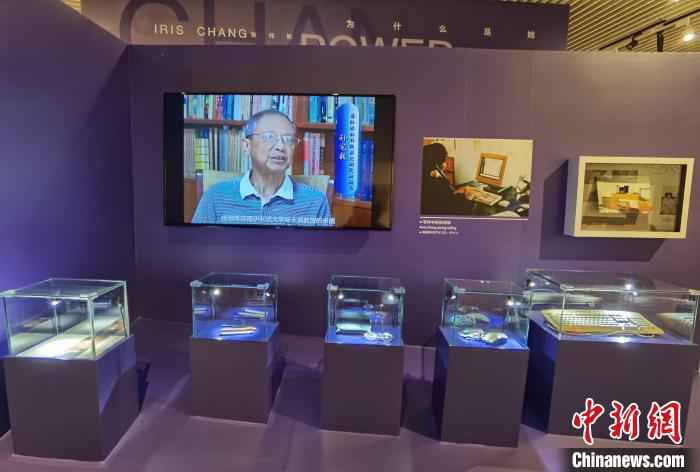 展出中的张纯如在南京利用过的物品。　朱晓颖 摄