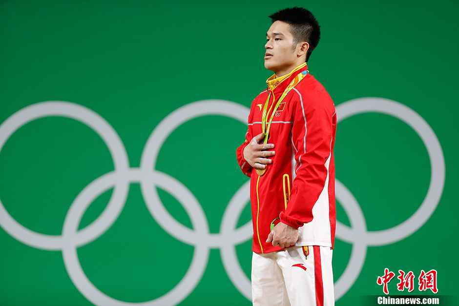 资料图：2016里约奥运会男人举重69公斤级决赛，中国选手石智勇得到冠军。/p中新网记者 盛佳鹏 摄