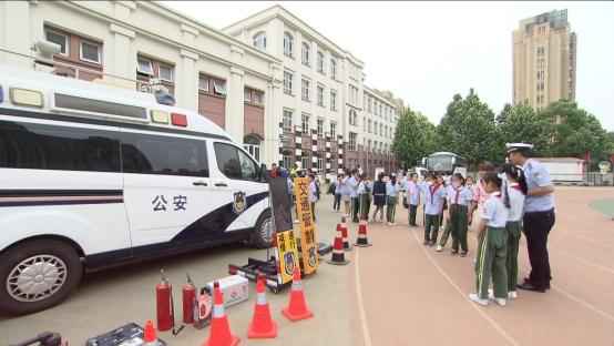 “小手拉大手·千警进千校”校园交通安全宣传教育活动启动仪式正式举