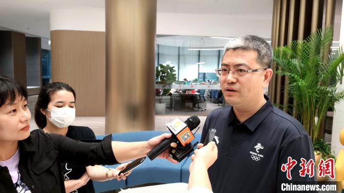北京市委讲师团团长石勇接管记者采访。　杨伏山 摄