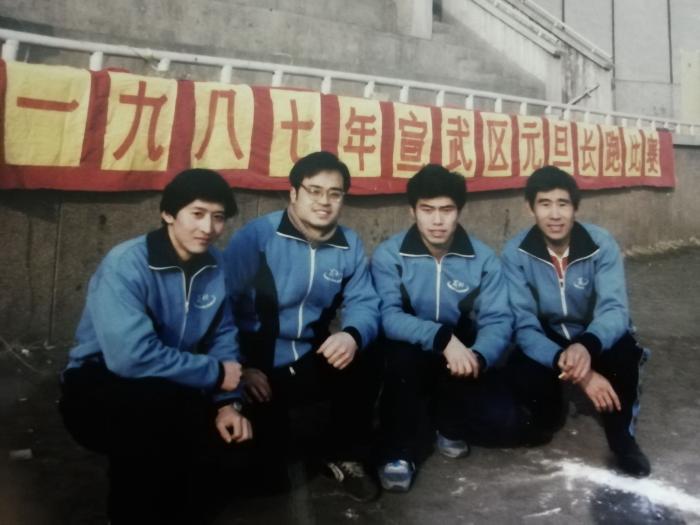 李华仲(右二)年青时和跑友们的合照。受访者供图。