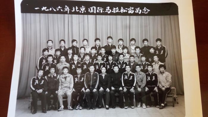 李华仲(前排右二)年青时和跑友们的合照。受访者供图。