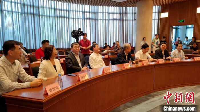 中国围棋首脑聂卫平棋圣(左3)、马晓春九段(右2)出席厦门大学100周年校庆校友围棋大会颁奖典礼。　杨伏山 摄