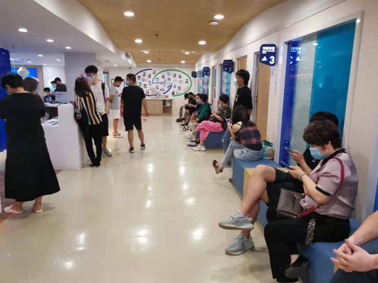 高考后迎“摘镜潮”专家提醒：近视手术并非人人可做随时可做