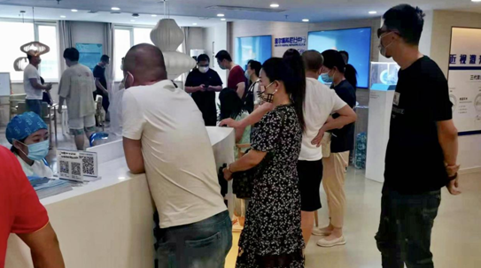 高考后迎“摘镜潮”专家提醒：近视手术并非人人可做随时可做