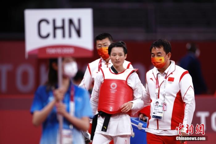 内地时间7月24日，中国选手吴静钰(右二)赛后离场。 /p中新社记者 富田 摄