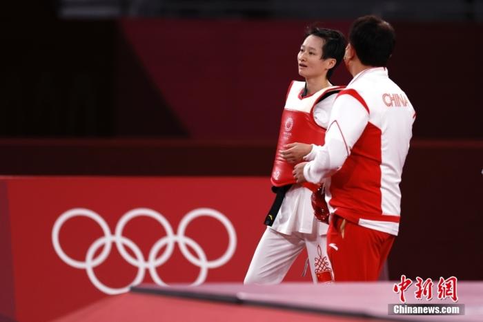 内地时间7月24日，中国选手吴静钰(左)赛后离场。 /p中新社记者 富田 摄