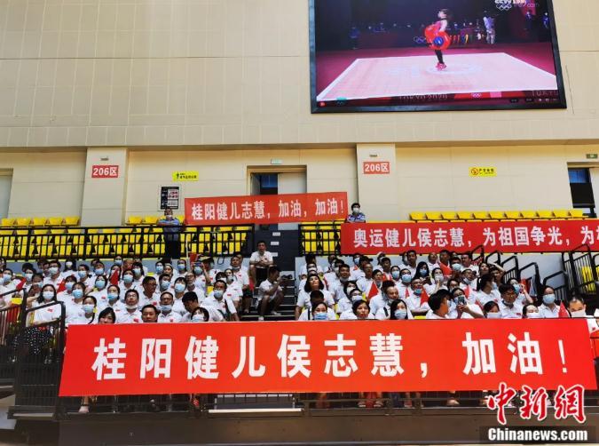 桂阳县体育中心群众组织收看角逐。桂阳县委宣传部供图

