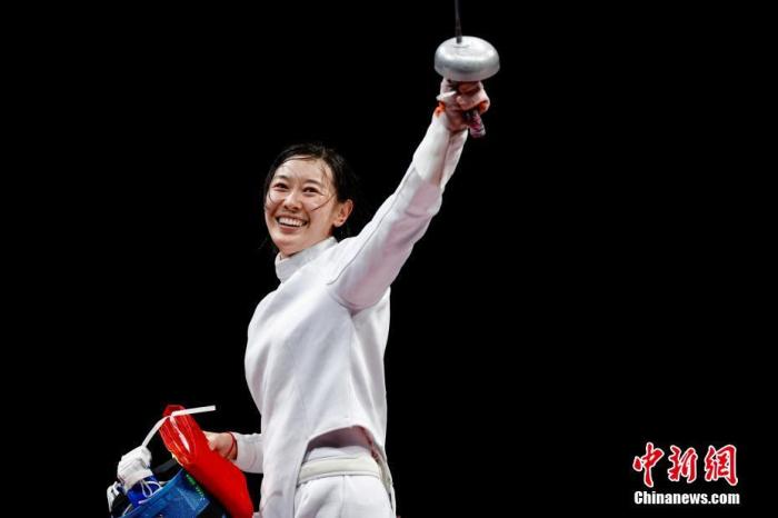 7月24日晚，东京奥运会女子重剑小我私家赛竣事了决赛的较劲，中国选手孙一文夺冠。这是中国体育代表团在本届奥运会的第三枚金牌。/p中新社记者 富田 摄