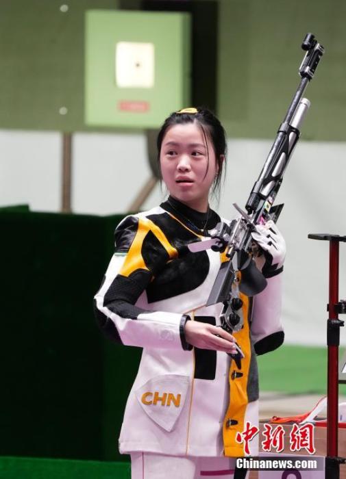 7月24日进行的东京奥运会女子10米气步枪决赛中，中国选手杨倩夺得冠军，为中国代表团揽入本届奥运会第一枚金牌。这也是本届东京奥运会降生的首枚金牌。图为赛场内的杨倩。/p中新社记者 杜洋 摄