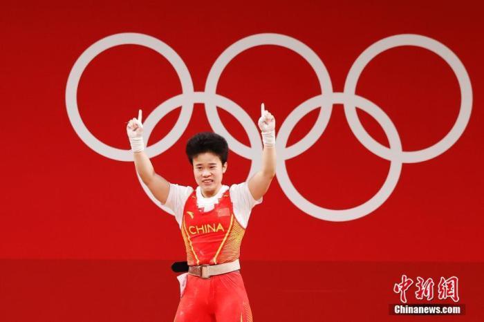 7月24日下午，东京奥运会女子49公斤级举重决赛在东京国际论坛大厦进行，中国举重名将侯志慧不负众望，以抓举94公斤，挺举116公斤，总后果210公斤乐成夺冠。同时，侯志慧以94公斤抓举后果，总后果210公斤同时冲破奥运会该级别抓举记载和总后果记载。这也是中国队在本届奥运会中得到的第二金。/p中新社记者 韩海丹 摄
