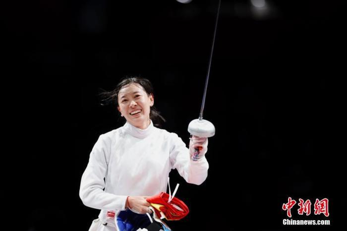 7月24日晚，东京奥运会女子重剑小我私家赛竣事了决赛的较劲，中国选手孙一文以11：10战胜罗马尼亚选手波佩斯库，夺得冠军。这是中国体育代表团在本届奥运会的第三枚金牌。图为孙一文在角逐园地内。/p中新社记者 富田 摄