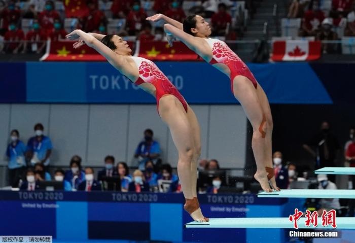 北京时间7月25日下午，东京奥运会跳水女子双人3米板决赛中，中国跳水名将施廷懋搭档王涵，以总分326.40乐成夺金。