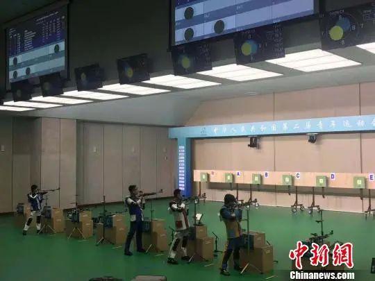 资料图：江苏省苏州市体育举动学校盛李豪在体校甲组男人10米气步枪小我私家赛角逐中。　杨静 摄