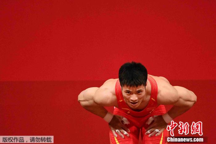 李发彬在角逐中。