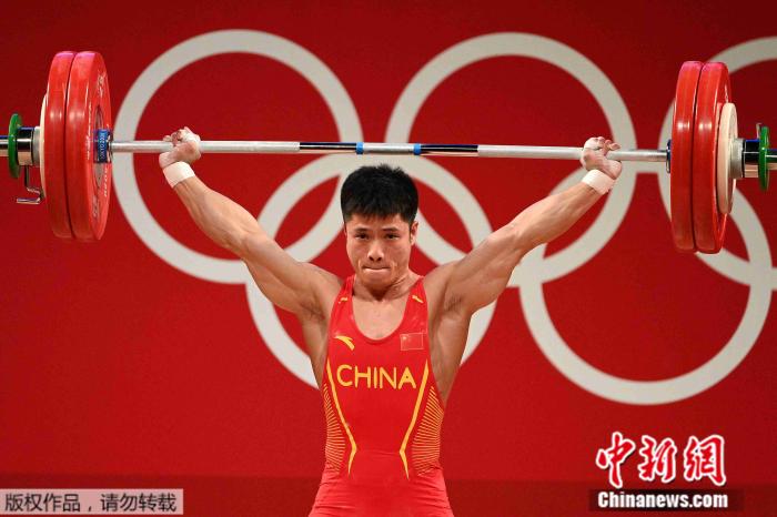 李发彬在角逐中。