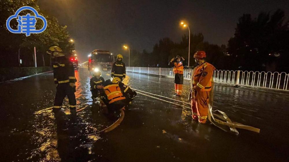 海泰北道处积水点正在抽水 高新区消防救助支队持续功课3小时