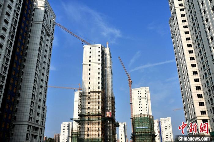 资料图：一处正在建树中的房地产楼盘。/p中新社记者 张斌 摄