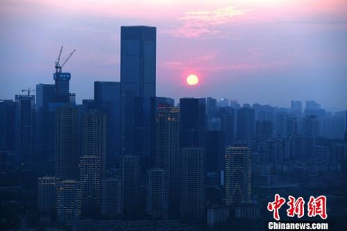 8月2日，中国指数研究院宣布的数据显示，7月受监测的29个主要都市商品住宅成交面积环比下降8.69%，近六成都市成交环比下滑；29城楼市成交同比下降约26%。资料图为重庆高楼。/p中新社记者 陈超 摄
