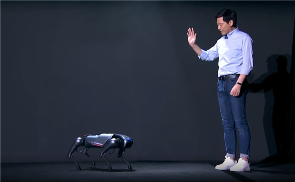 小米仿生四足呆板人CyberDog：定名“铁蛋”