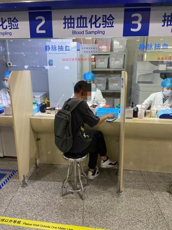 “枪手”唐江取代“有病”的记者在杭州市第一人民医院抽血。 本文图均来自汹涌新闻。