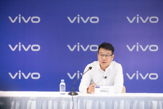 vivo释放玻璃镜片预热海报 X70系列带来光学器件新打破