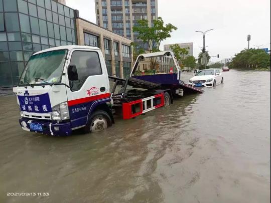 迎战“灿都”他们与风雨赛跑