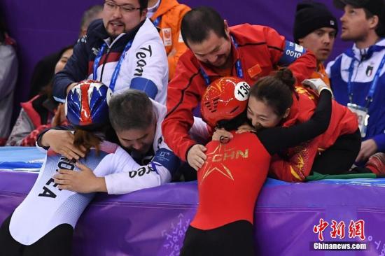 2月17日，平昌冬奥会短道速滑项目女子1500米决赛在江陵举行。中国选手李靳宇夺得银牌，韩国选手崔敏静夺金。图为中国短道速滑队教练李琰在赛后与李靳宇拥抱。
/p中新社记者 崔楠 摄