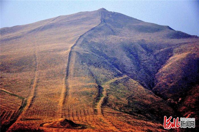 崇礼桦皮岭刀楞山燕长城。胡明摄