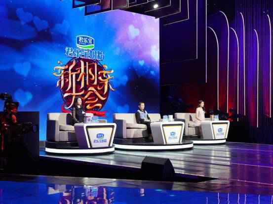 《新相亲大会》致敬抗疫英雄，牵手改为牵绣球，孟非示范“云”拥抱