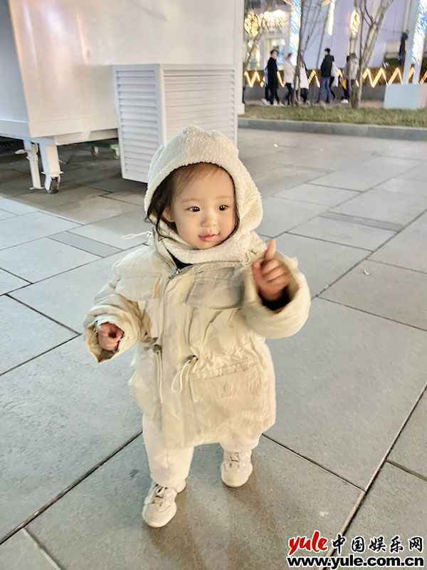 7、王智女儿小米 “秋雅”王智女儿两周岁超可爱 网友:又想骗我生女儿