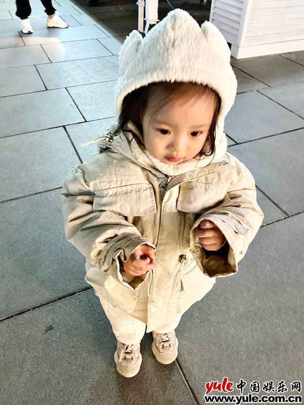 9、王智女儿小米 “秋雅”王智女儿两周岁超可爱 网友:又想骗我生女儿