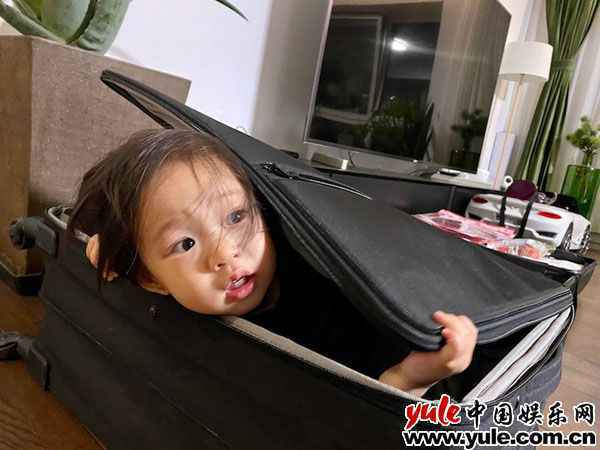 “秋雅”王智女儿两周岁超可爱 网友：又想骗我生女儿