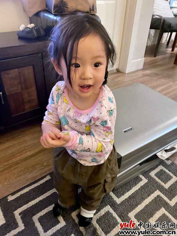 4、王智女儿小米 “秋雅”王智女儿两周岁超可爱 网友:又想骗我生女儿