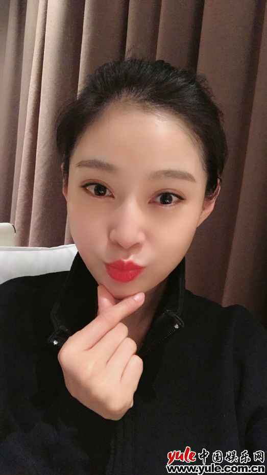 营业了！王媛可实力宠粉晒九宫格美照