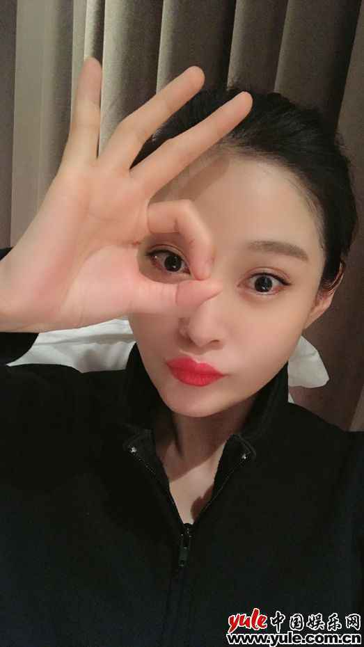 营业了！王媛可实力宠粉晒九宫格美照