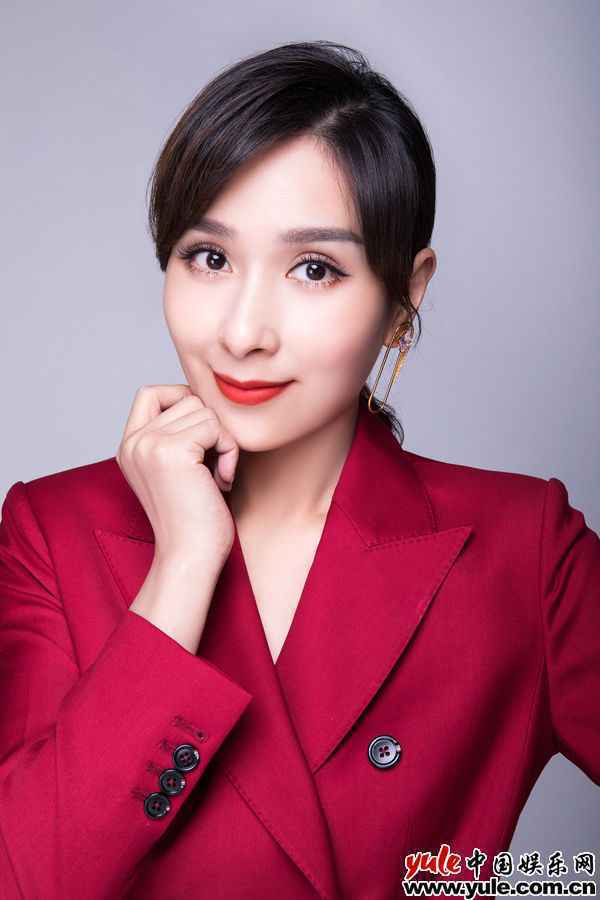 杨恭如酒赤色西装潇洒老到 杨恭如酒红色西装潇洒老练 身材纤瘦女神范依旧