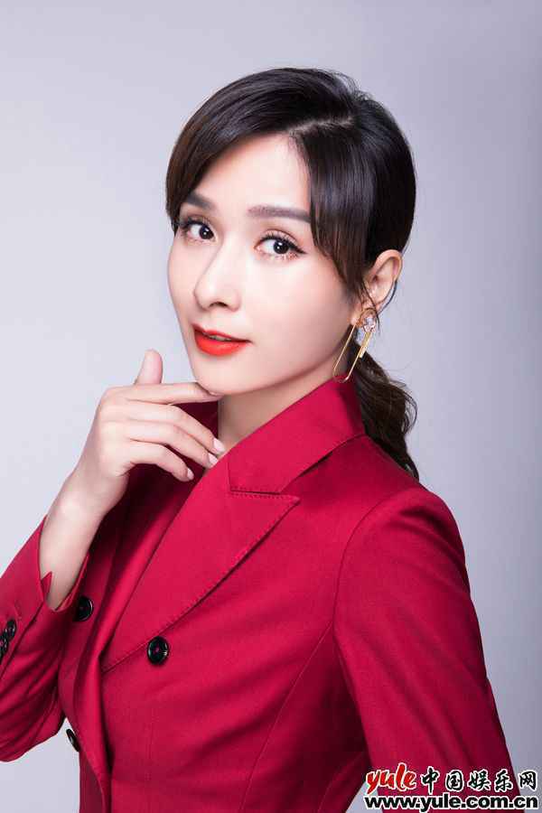 杨恭如酒赤色西装潇洒老到 杨恭如酒红色西装潇洒老练 身材纤瘦女神范依旧