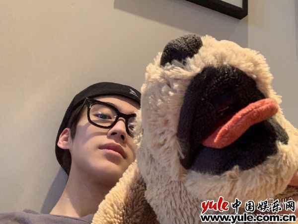边天扬愚人节营业自拍 眼镜版“素察”反差大