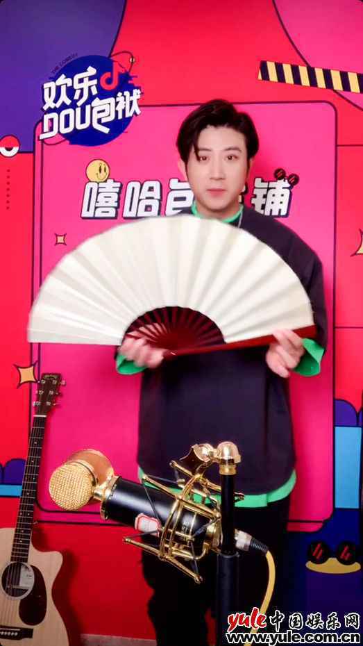 高晓攀解锁唱跳技术 “梗王”高晓攀直播秀快板 颜炸小先生展传统文艺新玩法